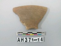 藏品(灰褐色夾砂陶口緣殘件)的圖片